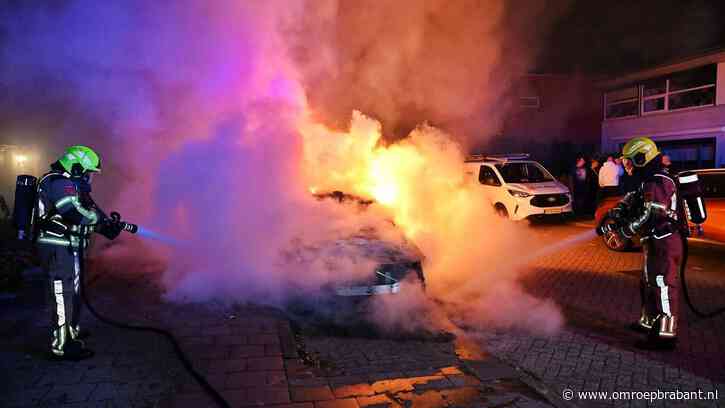 Brand verwoest drie auto's in Tilburg-Zuid, politie doet onderzoek