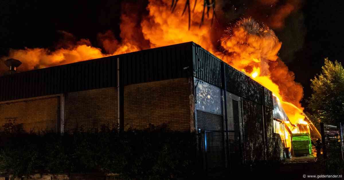 Grote brand in bowlingcentrum Leeuwarden, meerdere NL-Alerts verstuurd vanwege rook
