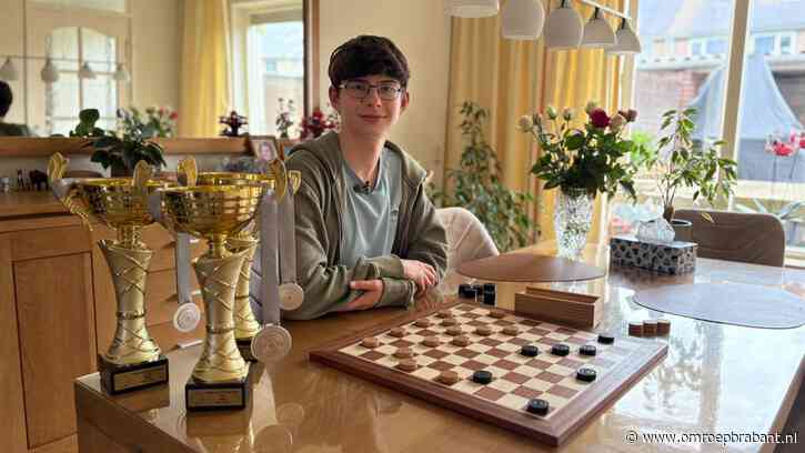 Alex (16) denkt altijd 15 zetten vooruit en mag naar het jeugd-WK dammen