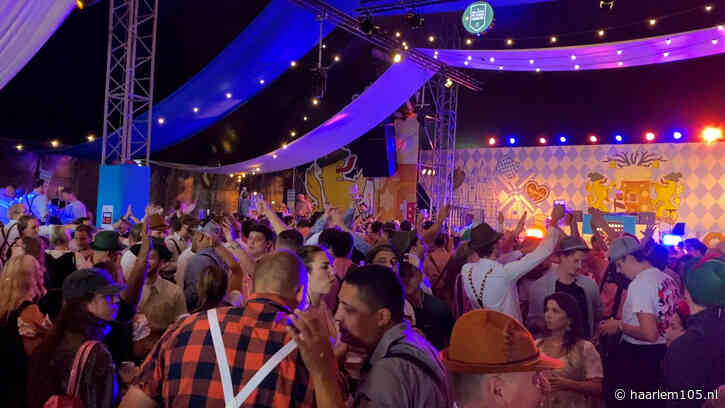 Drukte bij Haarlems eerste Oktoberfest: ‘Even gek doen in je eigen wereld’