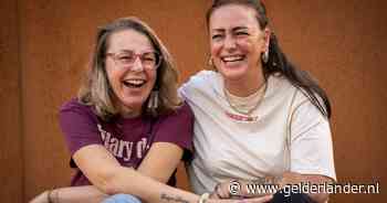 Melissa (40) en Sharon (37) ontmoetten elkaar aan het infuus, nu hebben ze dezelfde tatoeage: ‘Fuck cancer’