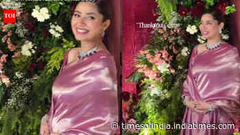 Pregnant and glowing! Mahira Khan looks breathtaking in a glossy pink satin saree