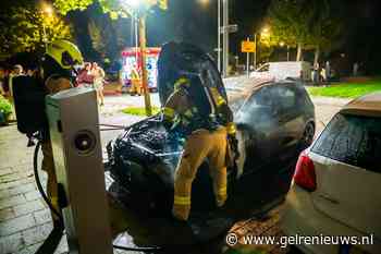 Geparkeerde auto vliegt in brand, oorzaak onbekend