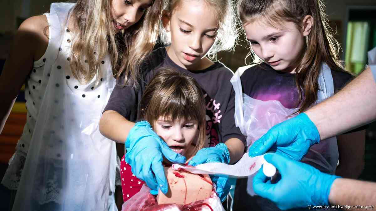 Kinder in der Ukraine: Wo 8-Jährige lernen, wie sie Schusswunden behandeln
