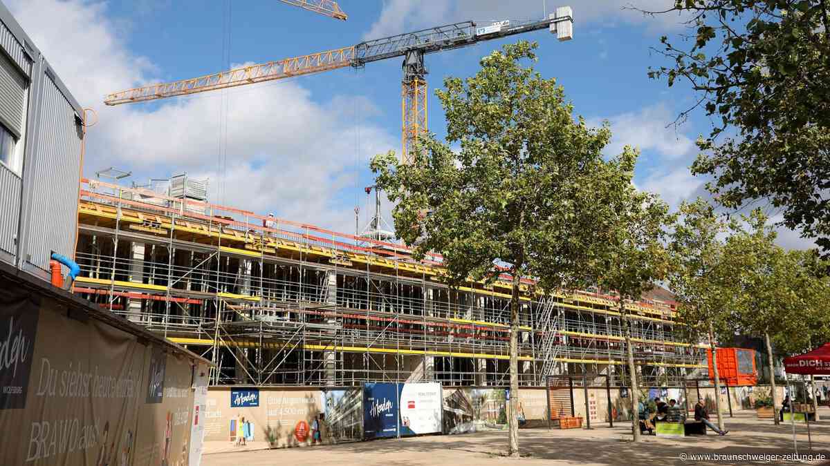 Mann klettert auf Baukran an den Brawo-Arkaden in Wolfsburg – Feuerwehr rückt aus