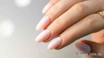 Minimalistische „Bare Nails” sind der cleane Nageltrend im Herbst