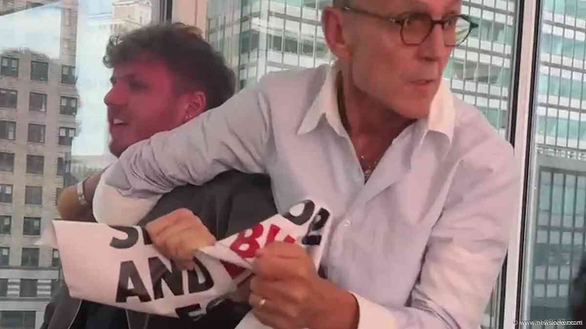 Modebaas stapt op na tegenhouden activisten bij New York Fashion Week
