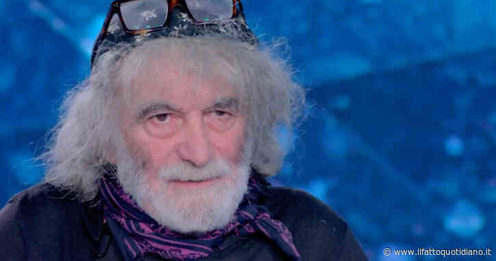 “Ho un amore più giovane di 24 anni. Innamorarsi a 76 anni è una cosa poetica e tragica. Ti puntano il dito, costa caro cercare un po’ di vita alla fine dei miei giorni”: così Mauro Corona