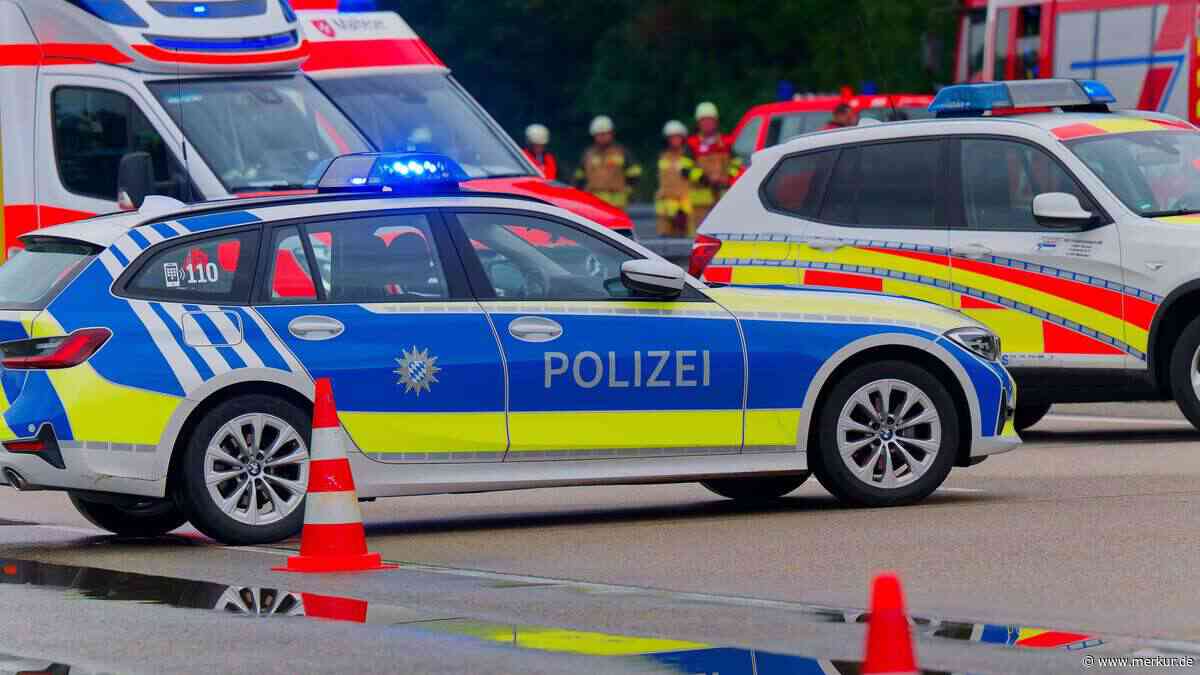 Mercedes überschlägt sich bei Holzkirchen: Drei Verletzte nach Auffahrunfall