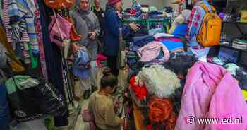 Weggeefwinkel slaat aan: honderd lege kleerhangers aan het eind van de ochtend