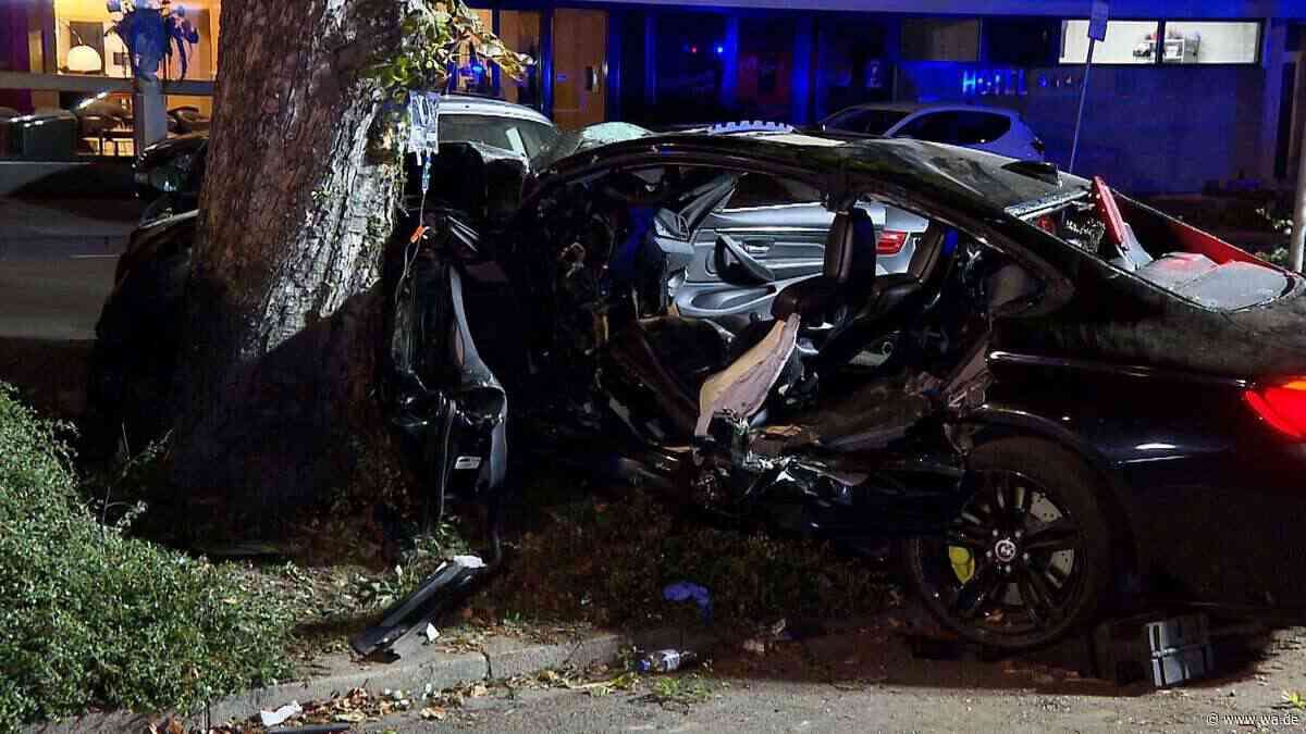 Schwerer Verkehrsunfall fordert mehrere Verletzte – Pkw kracht gegen Baum und geparktes Auto