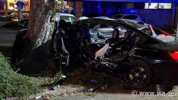Schwerer Verkehrsunfall fordert mehrere Verletzte – Pkw kracht gegen Baum und geparktes Auto