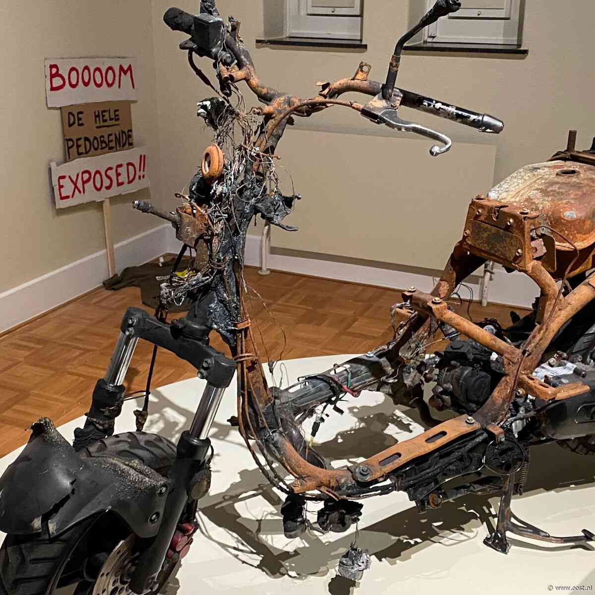Uitgebrande scooter blikvanger expo Democratie NU?: 'Herinnert aan coronarellen'