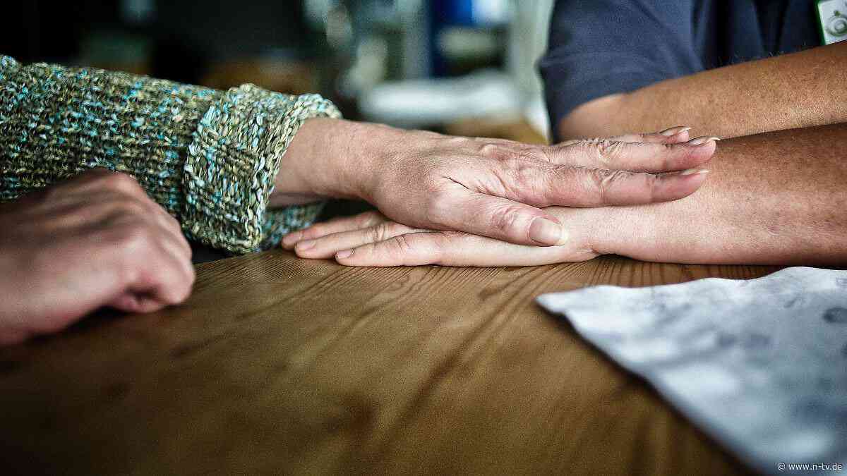 "Die Schönheit der Distanz": Wie nah darf man sich beim Sterben kommen?