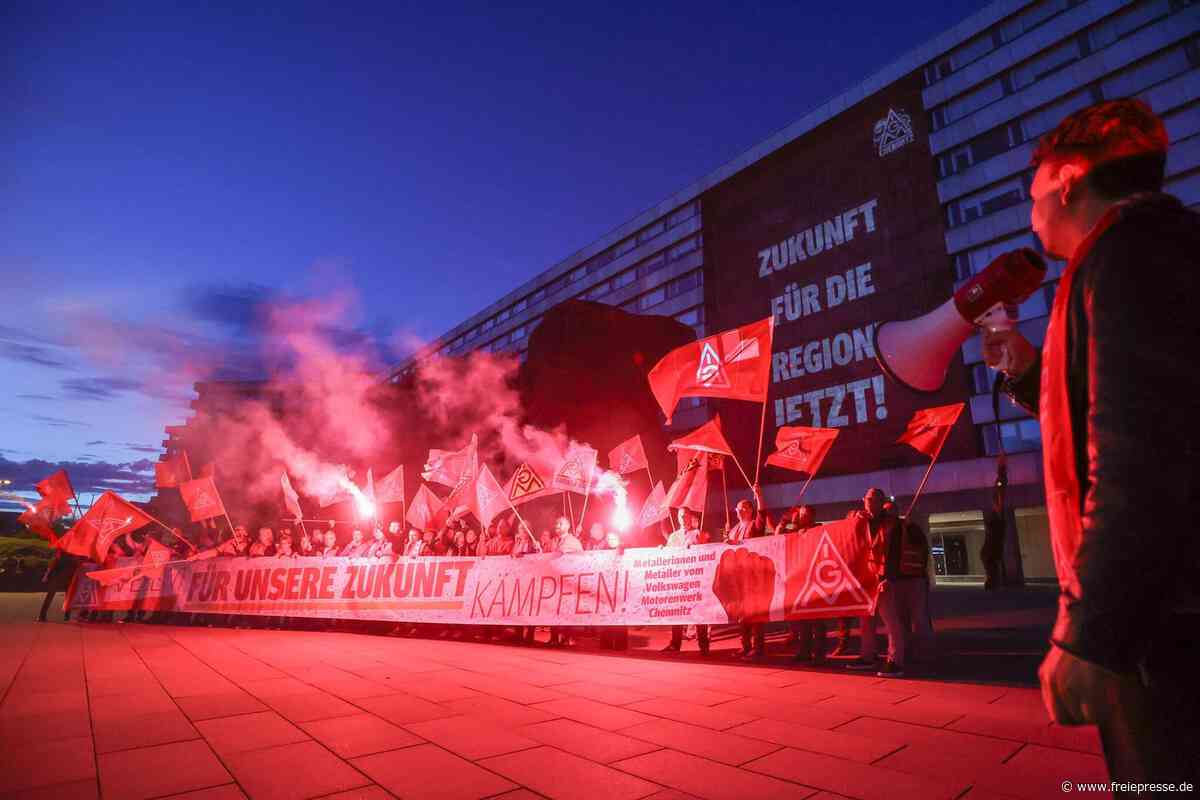 Signalfeuer für die Automobilindustrie: Marx-Monument wird von IG Metall in Rot getaucht