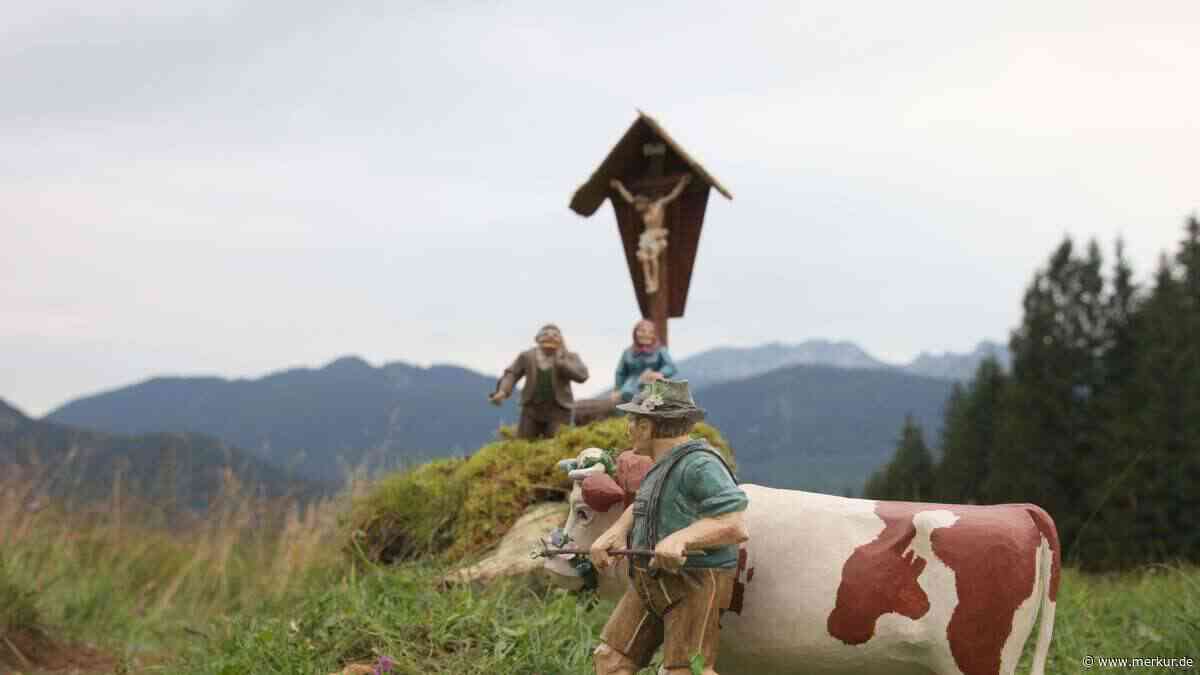 Lenggries: 250 geschnitzte Figuren lassen Almabtrieb in der Halle lebendig werden