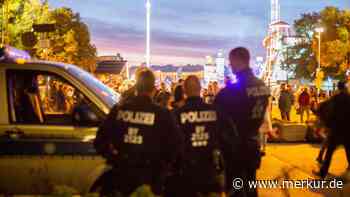 Sexuelle Belästigung im Wiesn-Festzelt: Mann entblößt sich vor Frauen, Polizei nimmt ihn fest