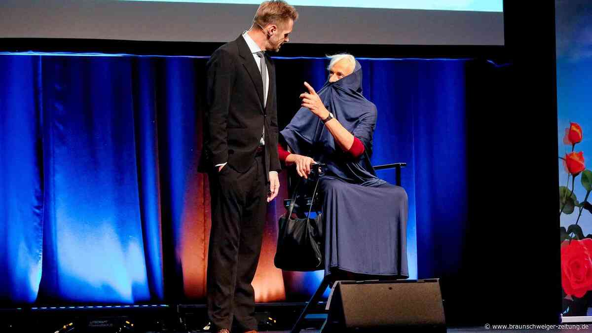 Verhüllter Mann kapert die Bühne bei Florian Schroeder in Gelsenkirchen