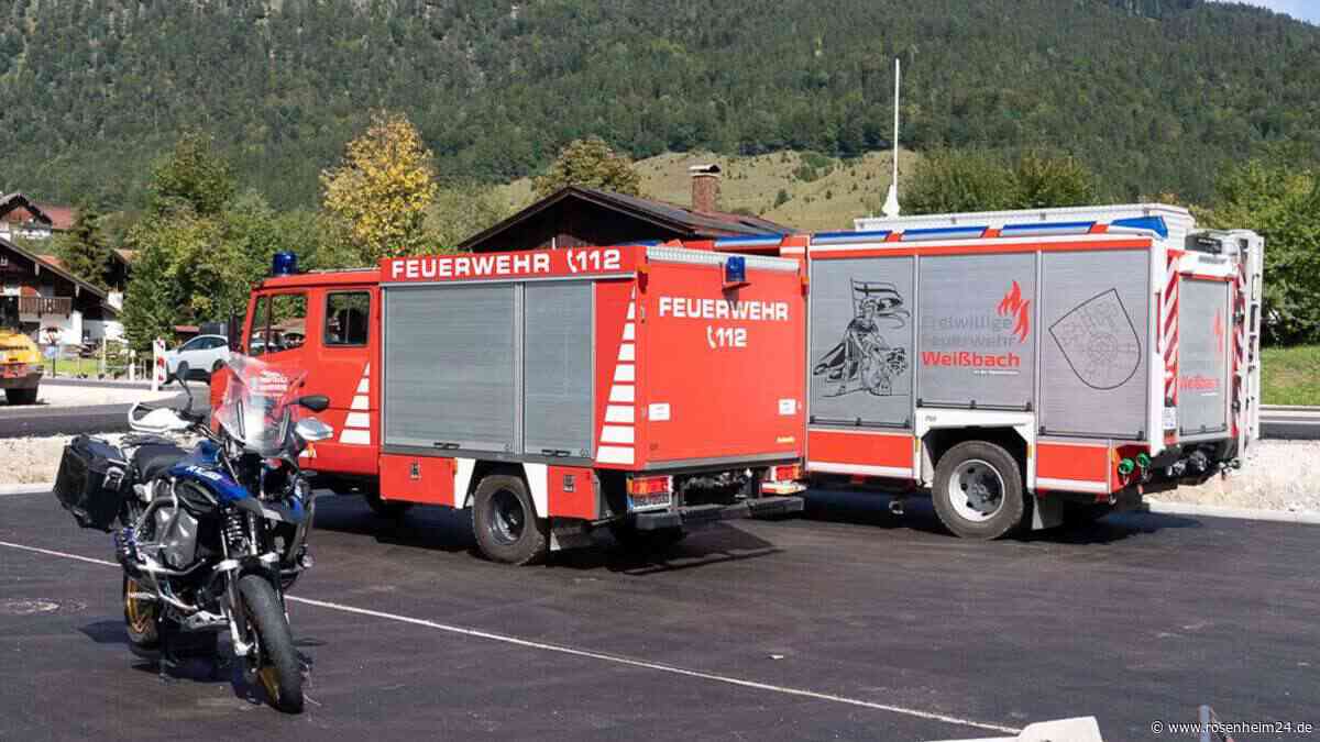 Wohl beim Abbiegen übersehen: Mehrere Verletzte bei Unfall auf der B305 bei Weißbach