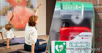 Vrouw rukt AED met kast en al van de muur om iemand te redden: waarom zitten de AED’s op slot?