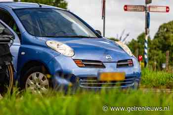Oudere vrouw gewond na aanrijding met auto, met spoed naar ziekenhuis