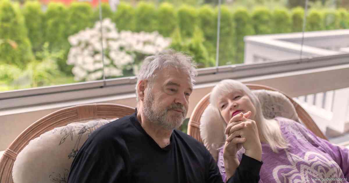 Iris ziet haar moeder met dementie opbloeien door nieuwe liefde in verpleeghuis: ‘Ze had weer iets om voor te leven’