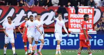 LIVE eredivisie | PSV draait achterstand razendsnel om tegen FC Twente: Til neemt Eindhovenaren bij de hand