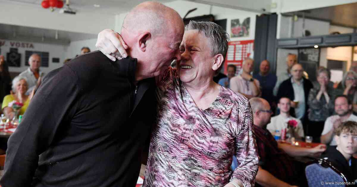 Koninklijke hulde voor mr. en mrs. Vosta bij jubileum voetbalclub