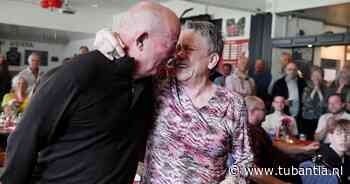 Koninklijke hulde voor mr. en mrs. Vosta bij jubileum voetbalclub