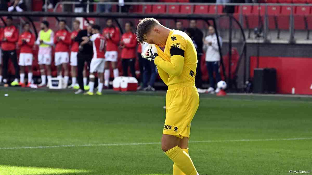 In beeld | Ronald Koeman junior in tranen bij eerbetoon aan moeder Bartina