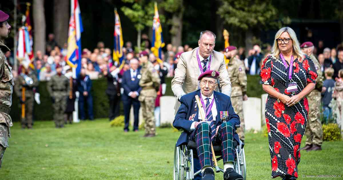 Laatste veteraan Geoff Roberts (101) legt onder luid applaus een krans voor zijn gevallen kameraden