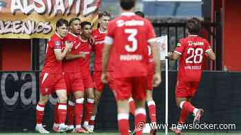 PSV leidt in sensationele ontmoeting met FC Twente eerste nederlaag