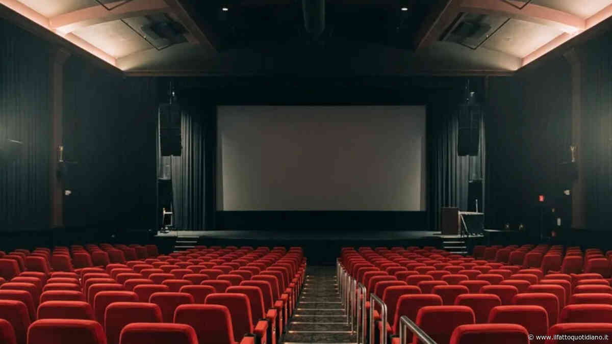 “È la cosa più assurda che abbia mai visto al cinema”: usa il telefono durante il film, un altro spettatore gli chiede di spegnerlo e poi gli spruzza addosso uno spray al peperoncino