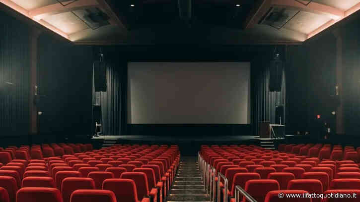 “È la cosa più assurda che abbia mai visto al cinema”: usa il telefono durante il film, un altro spettatore gli chiede di spegnerlo e poi gli spruzza addosso uno spray al peperoncino