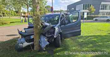 Auto crasht tijdens achtervolging in Zevenaar, bestuurder slaat op de vlucht