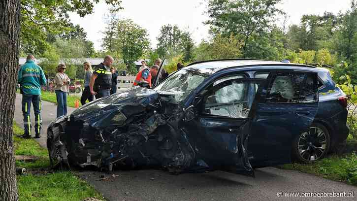 Man en vrouw gewond na botsing tussen twee auto's in Oisterwijk