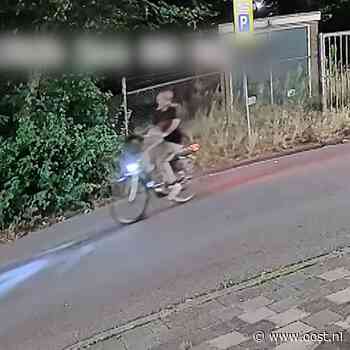Fietser rommelt bij afvalcontainers Zwolse flats en even later ontstaat brand