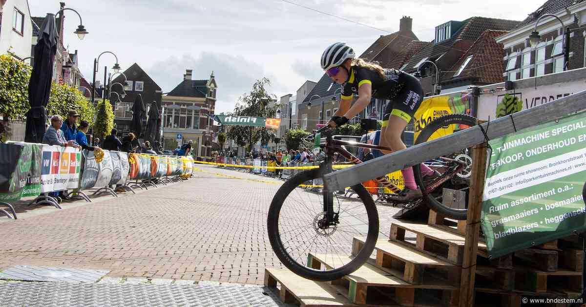 Kleine pelotons, grote durf: jonge renners vliegen door het centrum van Steenbergen