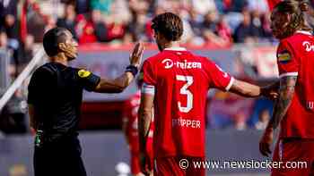 Wout Weghorst botst met scheidsrechter Serdar Gözübüyük: ’Zo praat ik nog niet eens tegen mijn hond’