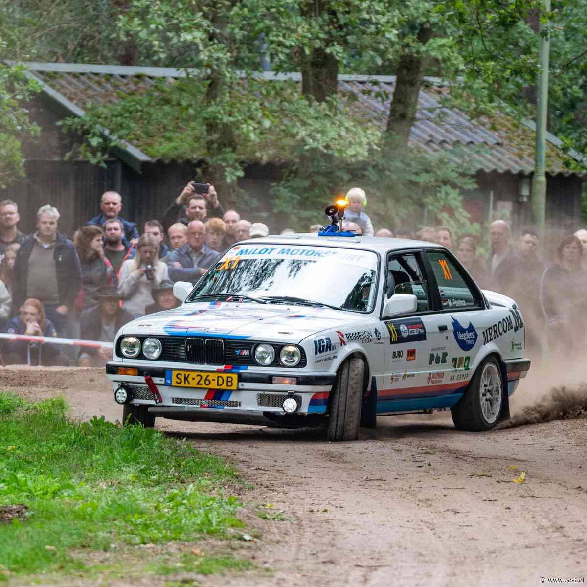 Scheurende bolides en ongekende drukte: dit was de spectaculaire Hellendoorn Rally