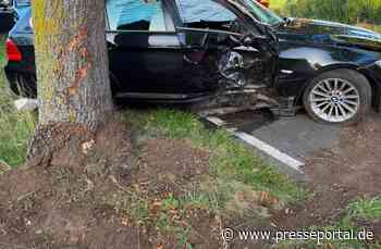 FW Lehrte: Verkehrsunfall: PKW prallt gegen Baum
