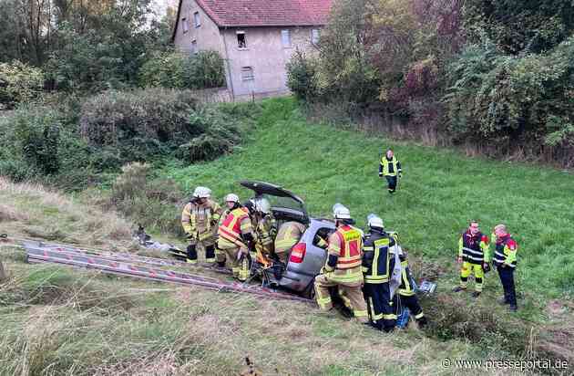 FF Bad Salzuflen: Übung: Auto rutscht in Biemsen-Ahmsen rund drei Meter in einen Graben / Die Bad Salzufler Feuerwehr prüft mit drei Übungen ihre Leistungsfähigkeit und zieht ein erstes Fazit