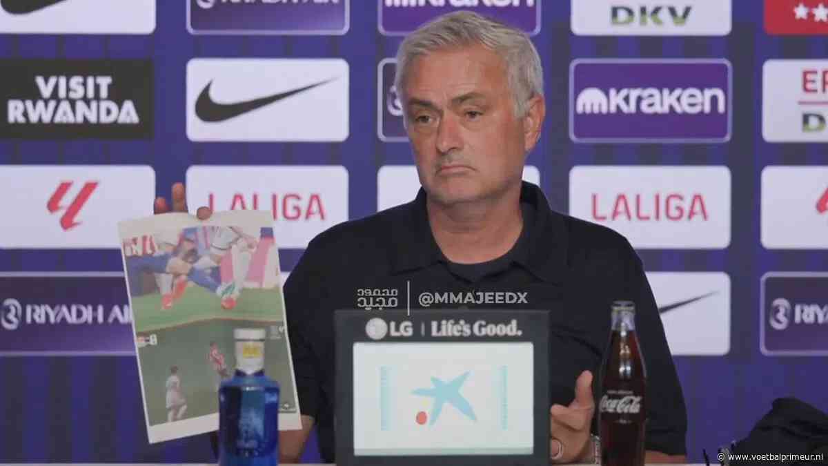 Opvallend: Mourinho kraakt arbitrage en neemt A4'tje met foto’s mee naar persco