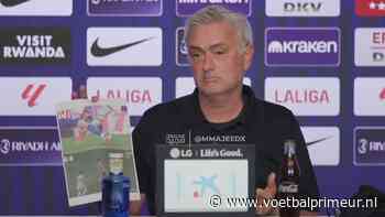 Boze Mourinho wijst arbiter met uitgeprinte foto’s op fouten in Madrileense derby