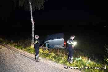 Busje belandt in sloot, bestuurder mee naar politiebureau
