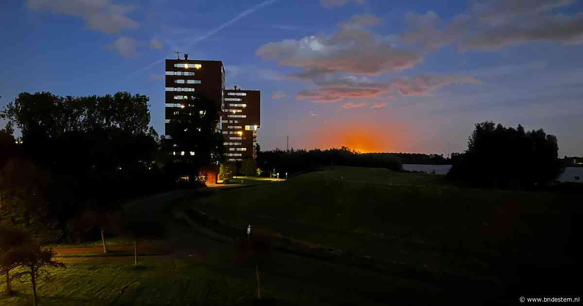 Storing legt Shell-fabriek in Moerdijk stil: vuurbal mogelijk tot maandagmiddag in wijde omgeving te zien