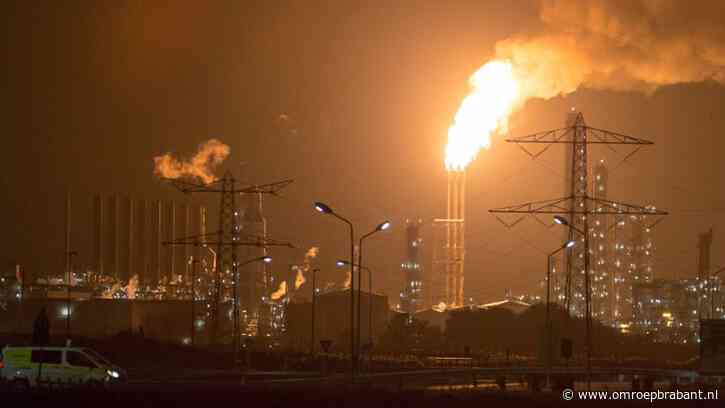 Grote vlam in wijde omtrek te zien door storing bij Shell Moerdijk