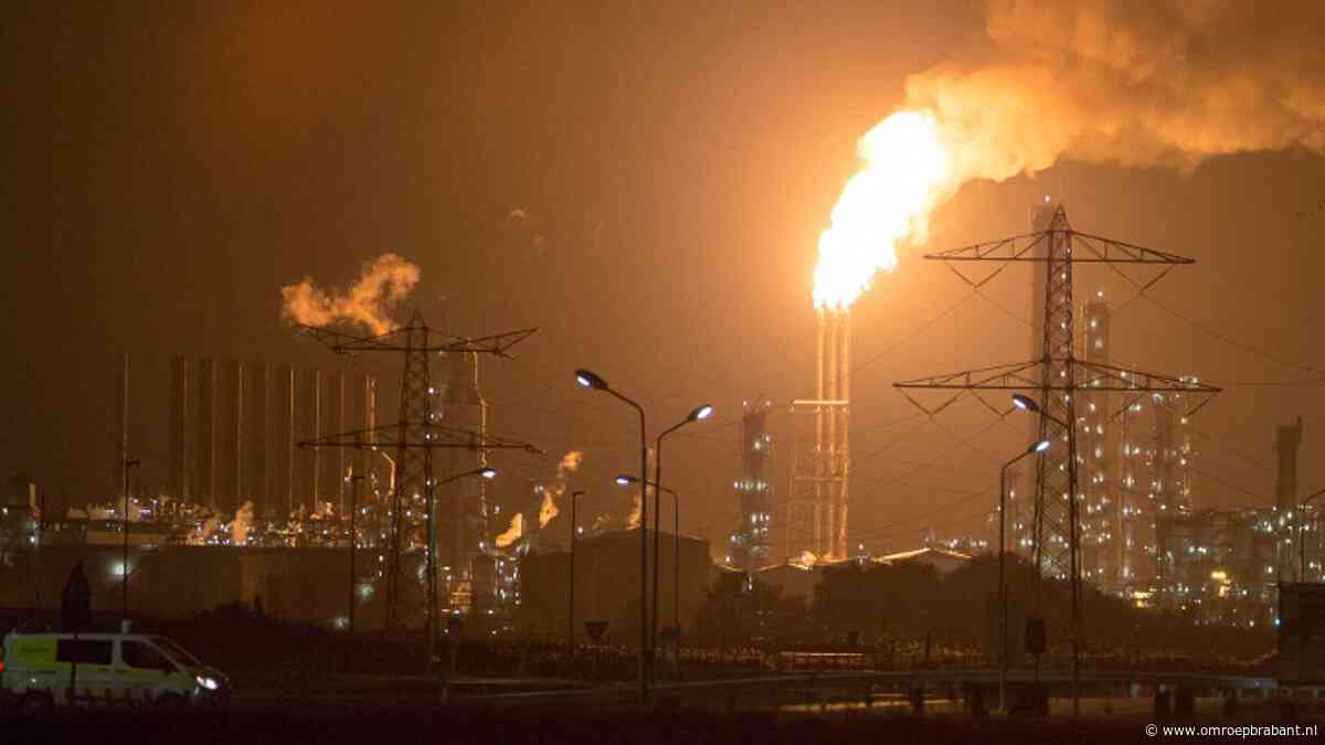 Grote vlam in wijde omtrek te zien door storing bij Shell Moerdijk