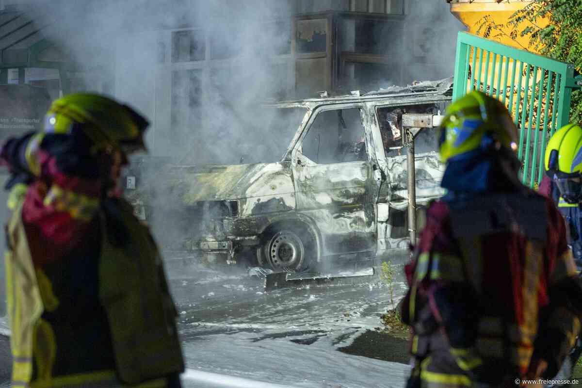 Neukirchen: Feuerwehr rückt wegen wegen Fahrzeugbrand aus