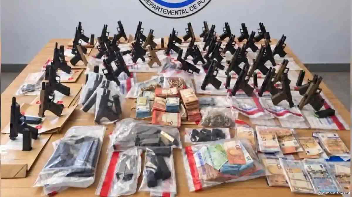 47 schietende nep-Glocks en 120.000 euro cash gevonden bij invallen netwerk rond Parijs